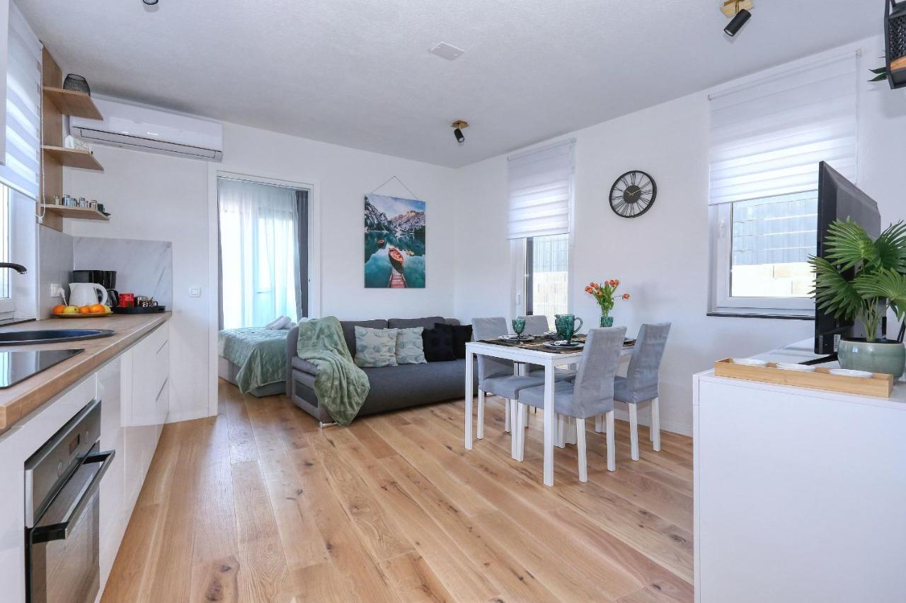Apartment With Private Garden Zadar